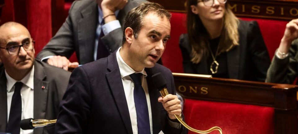 Governo francês congela reforma da Previdência até 2027 sob ameaça de moção da esquerda 2 ocrente 1760464943
