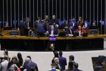 Câmara aprova projeto que garante piso de R$ 4,8 mil a professores temporários 14 ocrente 1760498457