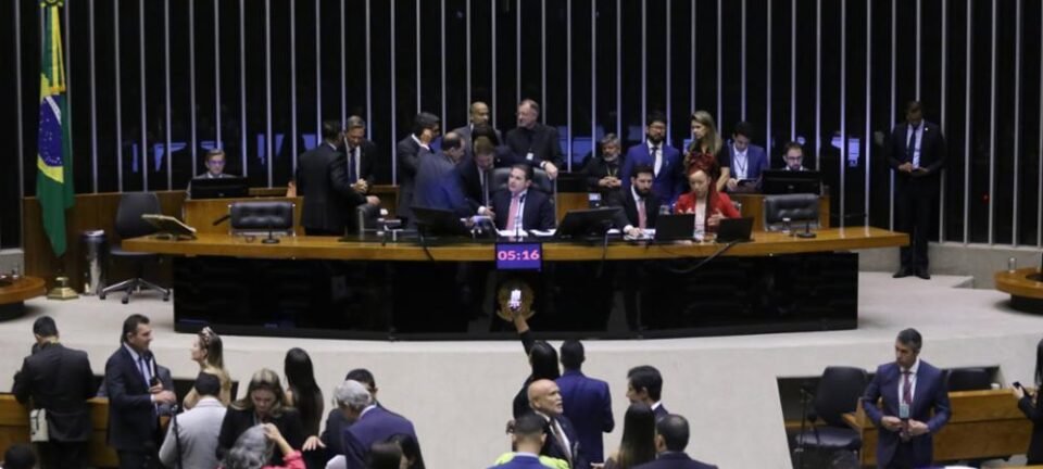 Câmara aprova projeto que garante piso de R$ 4,8 mil a professores temporários 2 ocrente 1760498457