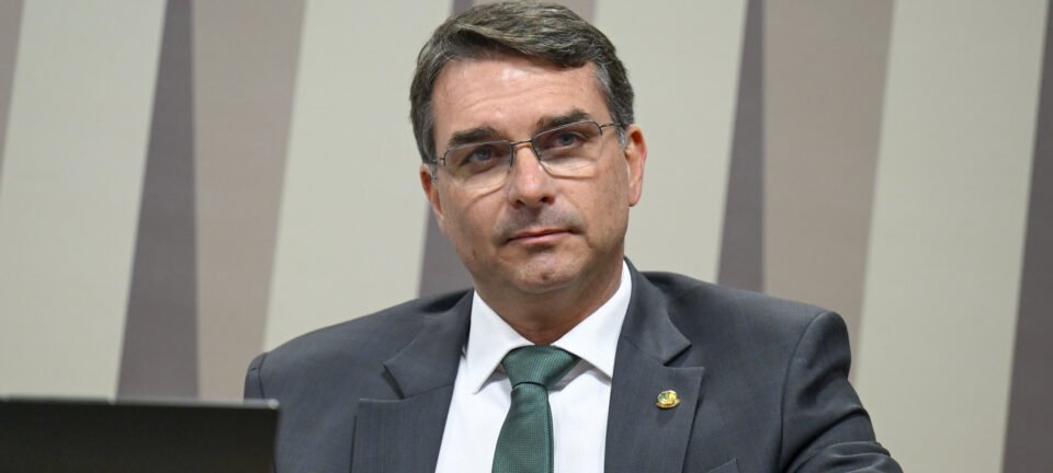 Flávio Bolsonaro alerta para risco de “sem picanha e sem luz” após sinal vermelho da Aneel 2 ocrente 1760752960