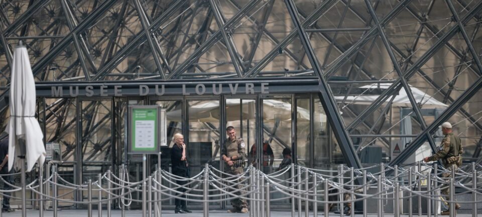 Assalto relâmpago no Louvre: ladrões levam joias de Napoleão em 7 minutos 2 ocrente 1760886181