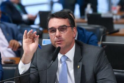 Flávio Bolsonaro faz tributo a Olavo de Carvalho em cemitério na Virgínia 16 ocrente 1760906938