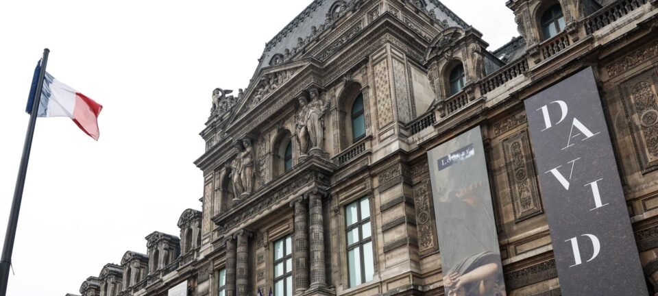 Roubo relâmpago no Louvre fecha museu e pressiona autoridades francesas 2 ocrente 1760970924