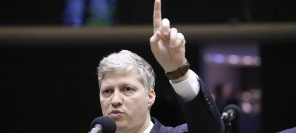 Van Hattem anuncia processo contra delegados da PF após novo inquérito sobre Filipe Martins 2 ocrente 1761100303