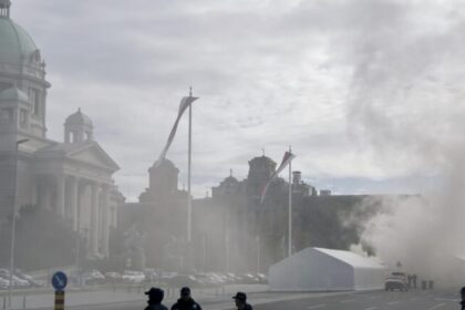 Tiroteio em Belgrado fere gravemente uma pessoa e mobiliza segurança no Parlamento sérvio 14 ocrente 1761138346