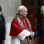 Papa Leão XIV e rei Charles III oram lado a lado na Capela Sistina após 500 anos 4 ocrente 1761348689