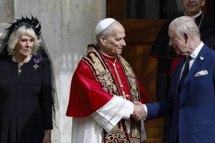 Papa Leão XIV e rei Charles III oram lado a lado na Capela Sistina após 500 anos 8 ocrente 1761348689