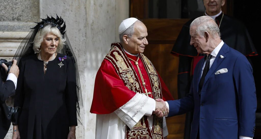 Papa Leão XIV e rei Charles III oram lado a lado na Capela Sistina após 500 anos 2 ocrente 1761348689