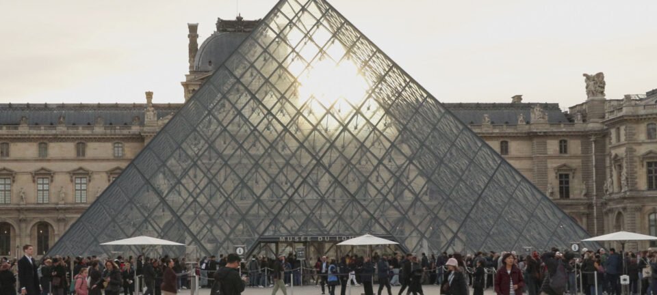 Roubo de joias no Louvre: França confirma prisão de dois suspeitos que tentavam deixar o país 2 ocrente 1761511599