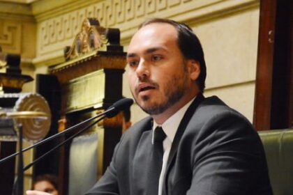 Carlos Bolsonaro lança pré-candidatura ao Senado por Santa Catarina e mantém Carol de Toni na disputa 18 ocrente 1761603441