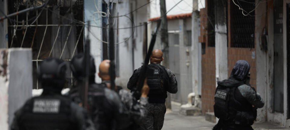 Polícia Civil promete reação “à altura” após morte de quatro agentes em operação no Rio 2 ocrente 1761779785