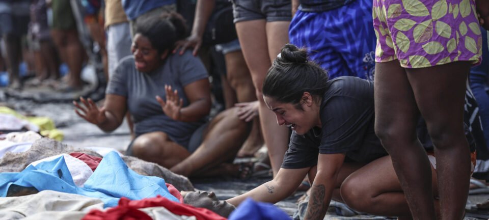Polícia do Rio apura retirada de roupas táticas de mortos antes de exibição de corpos na Penha 2 ocrente 1761787901