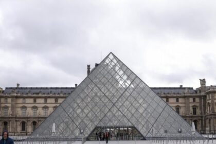 Polícia francesa prende mais cinco suspeitos ligados a roubo de joias do Louvre 20 ocrente 1761846394