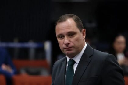 Justiça autoriza retirada de tornozeleira eletrônica de Mauro Cid 12 ocrente 1762203538