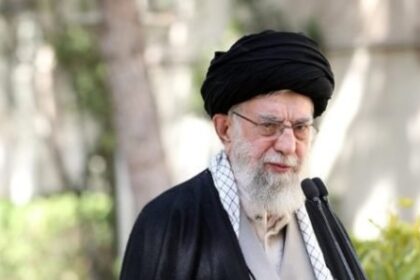 Khamenei impõe fim do apoio dos EUA a Israel como condição para diálogo com Teerã 12 ocrente 1762237040
