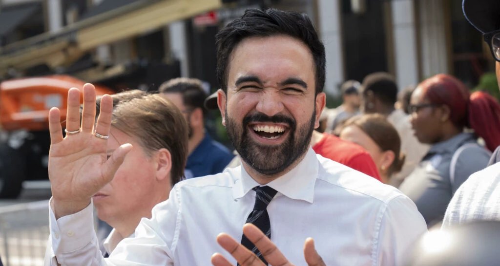 Zohran Mamdani assume como primeiro prefeito muçulmano da história de Nova Iorque 2 ocrente 1762357653