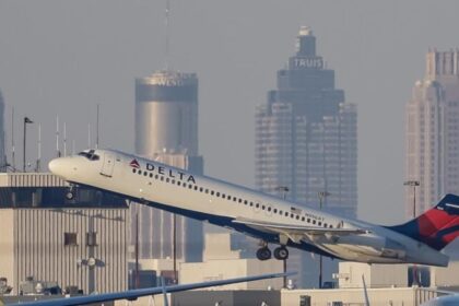 Paralisação federal obriga EUA a cortar 10% dos voos em 40 aeroportos 16 ocrente 1762395507