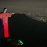 Cristo Redentor exibe versículo bíblico para celebrar 1 bilhão de downloads do app YouVersion 4 ocrente 1762439558
