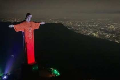 Cristo Redentor exibe versículo bíblico para celebrar 1 bilhão de downloads do app YouVersion 2 ocrente 1762439558
