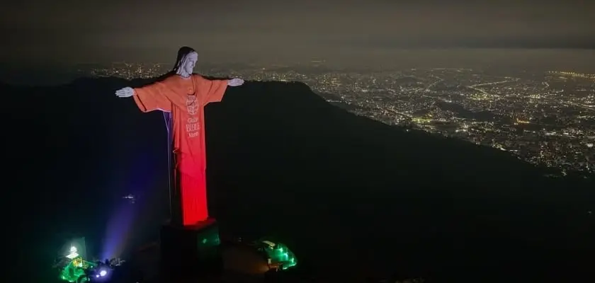 Cristo Redentor exibe versículo bíblico para celebrar 1 bilhão de downloads do app YouVersion 2 ocrente 1762439558