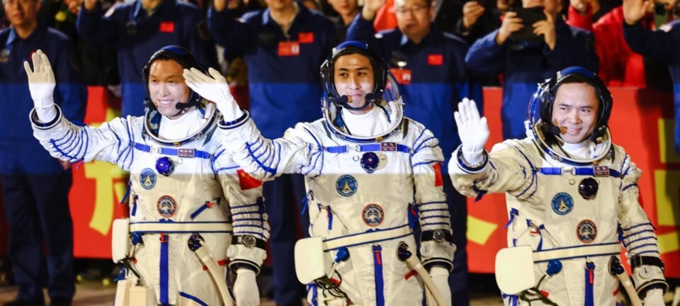 Possível risco de detritos adia retorno da Shenzhou-20 e mantém trio de astronautas chineses em órbita 2 ocrente 1762529676