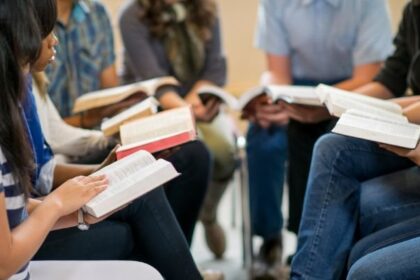 Millennials e Geração Z puxam retomada recorde da leitura da Bíblia nos EUA 6 ocrente 1762698744