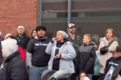 Chicago: mais de 100 cristãos transformam frente de clínica de aborto em culto de louvor 4 ocrente 1762966912