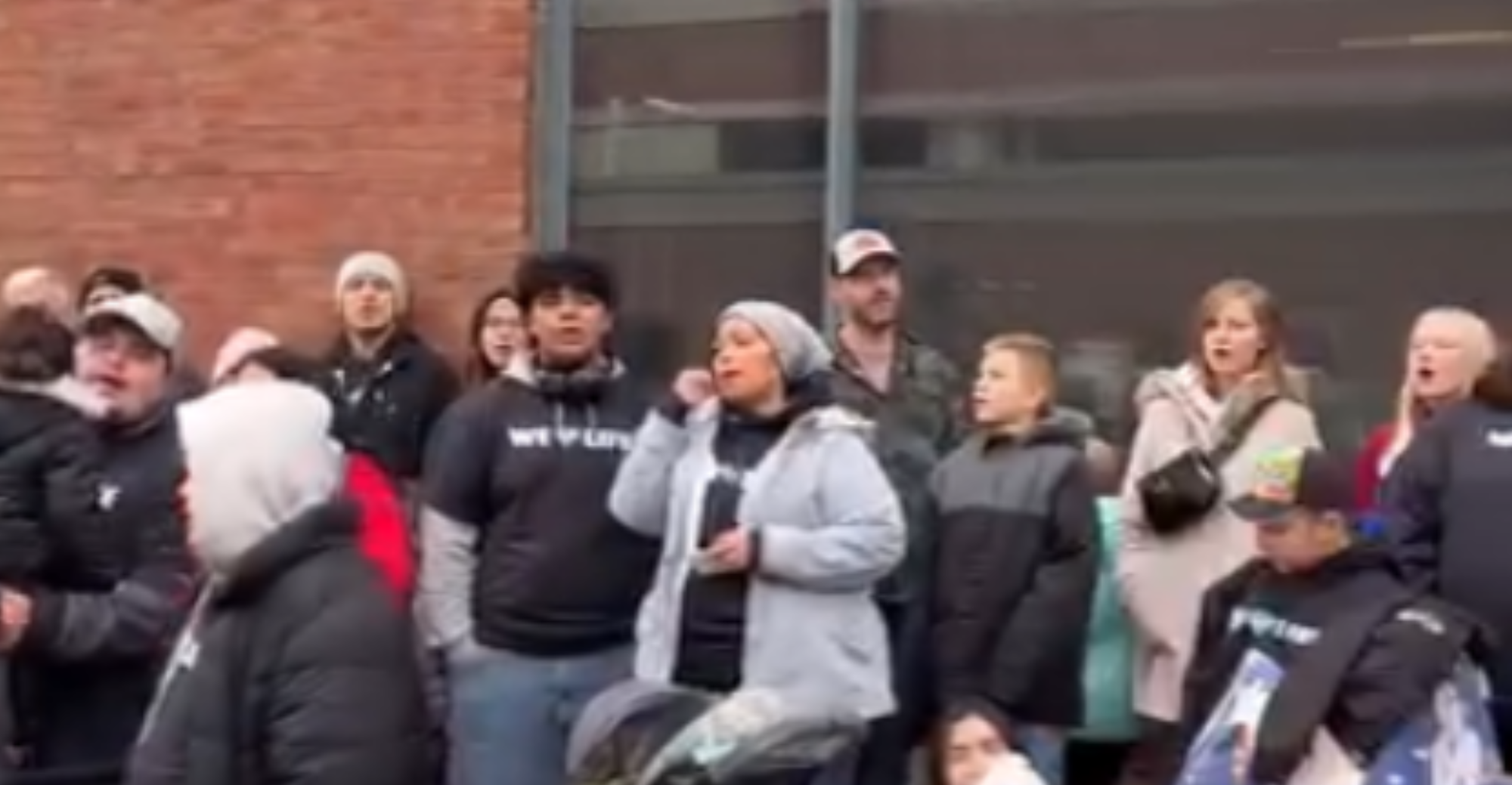 Chicago: mais de 100 cristãos transformam frente de clínica de aborto em culto de louvor 2 ocrente 1762966912