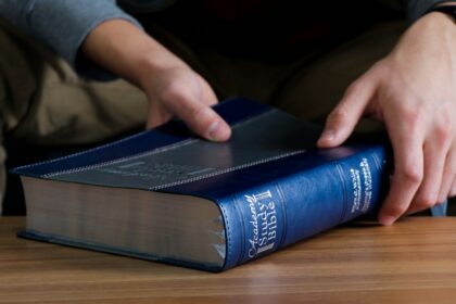Leitura semanal da Bíblia atinge maior nível em 15 anos nos EUA, impulsionada por Millennials e Geração Z 2 ocrente 1762970526