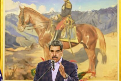 Porta-aviões dos EUA amplia tensão com Caracas e Bogotá; Congresso americano põe fim a shutdown recorde 10 ocrente 1763009239
