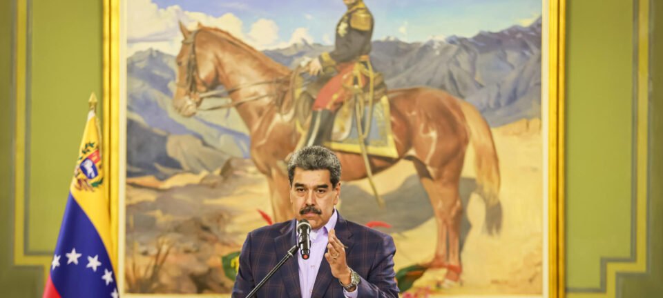Porta-aviões dos EUA amplia tensão com Caracas e Bogotá; Congresso americano põe fim a shutdown recorde 2 ocrente 1763009239