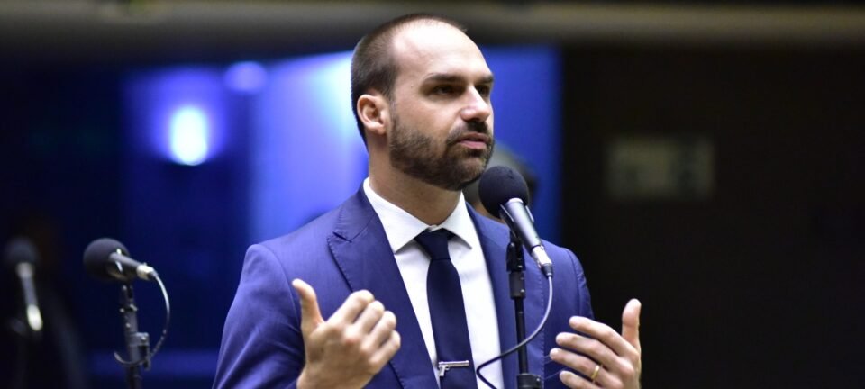 Moraes vota por receber denúncia contra Eduardo Bolsonaro por suposta coação ao STF 2 ocrente 1763132505