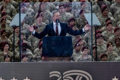 Secretário do Exército dos EUA acusa grandes fabricantes de armas de inflar preços 4 ocrente 1763146956