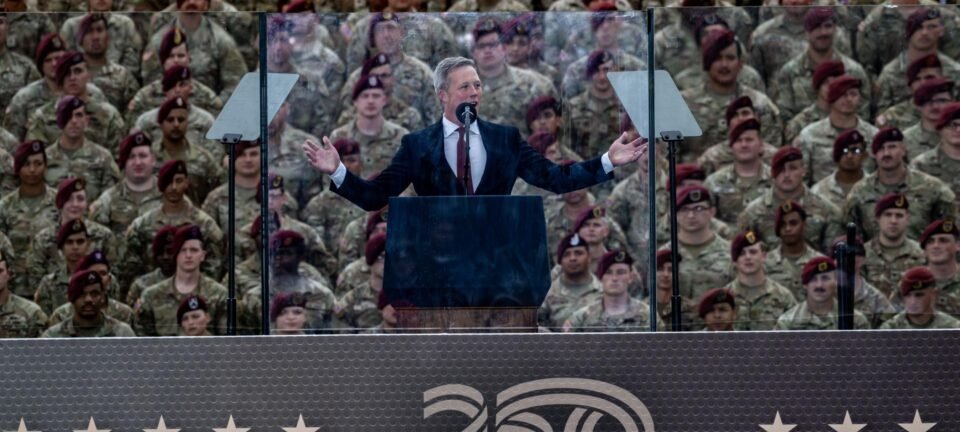Secretário do Exército dos EUA acusa grandes fabricantes de armas de inflar preços 2 ocrente 1763146956