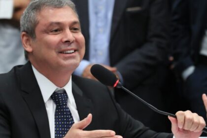 Lindbergh Farias quer contagem mensal de faltas para apressar possível cassação de Eduardo Bolsonaro 20 ocrente 1763153197
