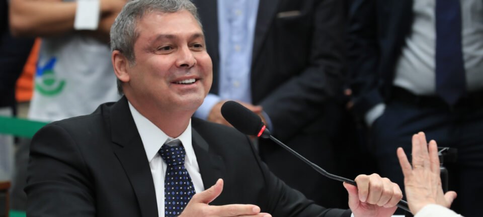 Lindbergh Farias quer contagem mensal de faltas para apressar possível cassação de Eduardo Bolsonaro 2 ocrente 1763153197