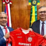 Romário entrega camisa do América-RJ a Flávio Dino durante encontro em Brasília 4 ocrente 1763223389