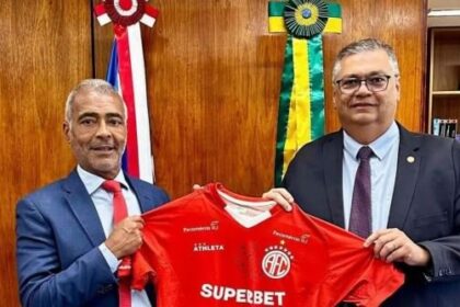 Romário entrega camisa do América-RJ a Flávio Dino durante encontro em Brasília 2 ocrente 1763223389