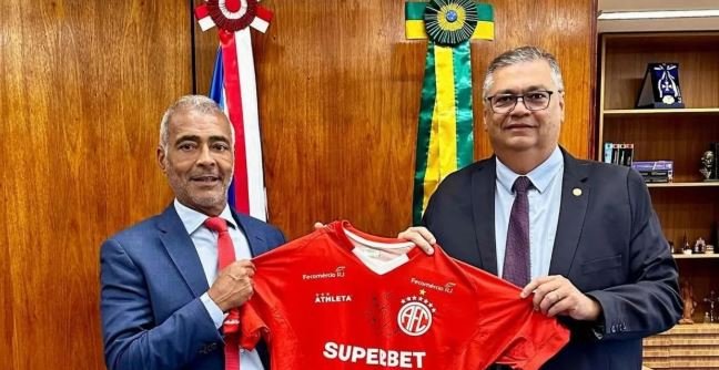 Romário entrega camisa do América-RJ a Flávio Dino durante encontro em Brasília 2 ocrente 1763223389