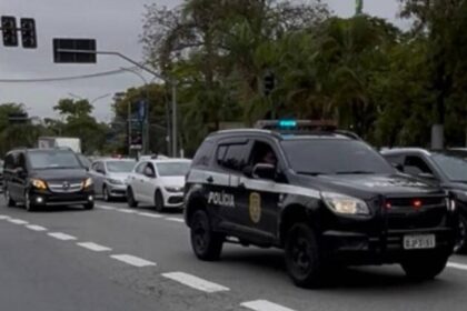 Viaturas em comboios de carros sem placa na Fórmula 1 levantam suspeitas sobre uso da polícia em serviço privado 20 ocrente 1763256720