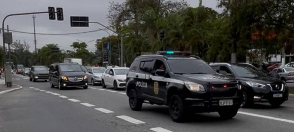 Viaturas em comboios de carros sem placa na Fórmula 1 levantam suspeitas sobre uso da polícia em serviço privado 2 ocrente 1763256720