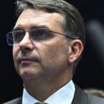 Campanha arrecada R$ 1,2 milhão e Flávio Bolsonaro entrega cheques a famílias de policiais mortos no RJ 4 ocrente 1763260446