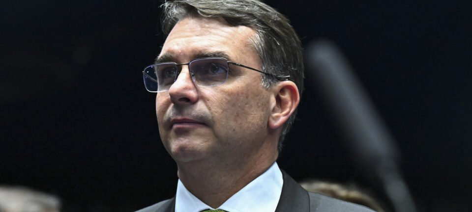 Campanha arrecada R$ 1,2 milhão e Flávio Bolsonaro entrega cheques a famílias de policiais mortos no RJ 2 ocrente 1763260446