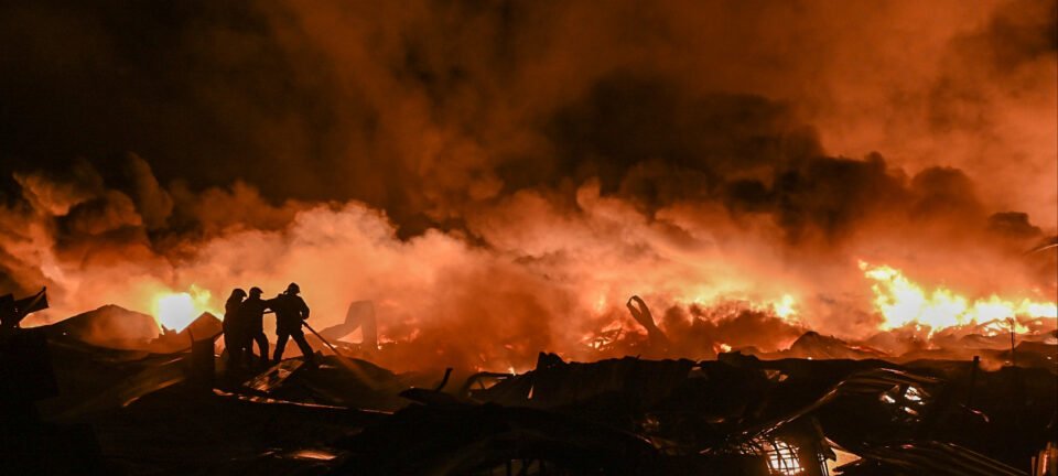 Explosão em fábrica química próximo ao Aeroporto de Ezeiza fere 15 e interrompe voos na Grande Buenos Aires 2 ocrente 1763262100