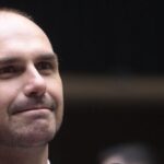 Um dia após virar réu no STF, Eduardo Bolsonaro deixa EUA e visita sheik no Bahrein 4 ocrente 1763336880