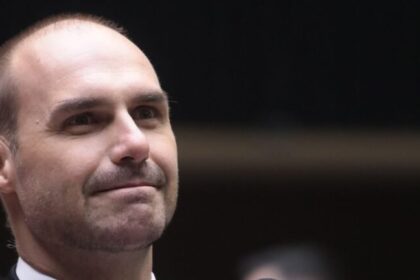 Um dia após virar réu no STF, Eduardo Bolsonaro deixa EUA e visita sheik no Bahrein 8 ocrente 1763336880