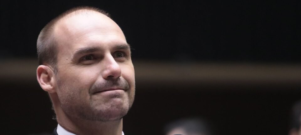Um dia após virar réu no STF, Eduardo Bolsonaro deixa EUA e visita sheik no Bahrein 2 ocrente 1763336880