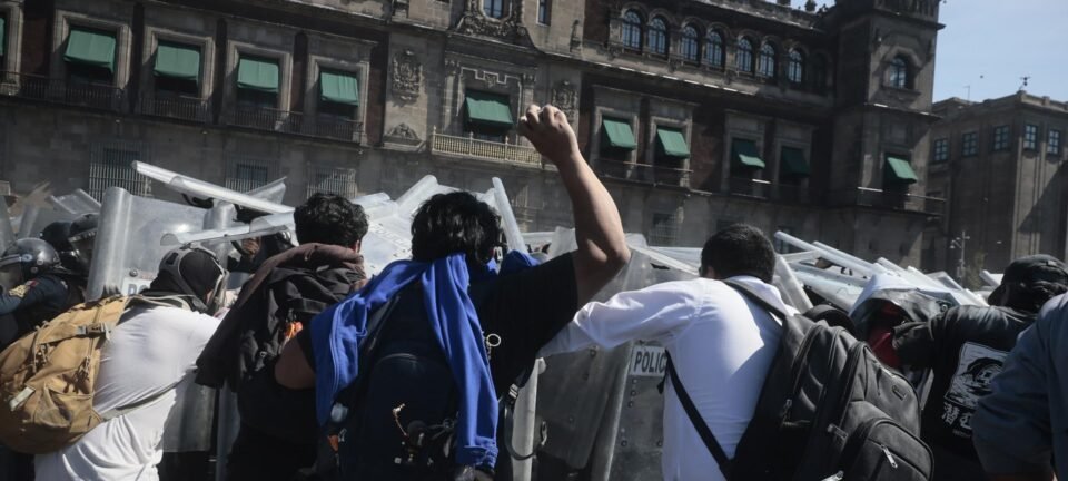 Jovens ocupam ruas do México contra violência e pedem renúncia de Claudia Sheinbaum 2 ocrente 1763442087