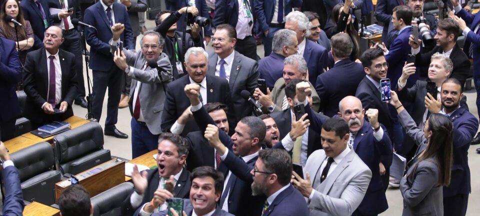 Projeto antifacção passa na Câmara por 370 a 110; confira o voto de cada deputado 2 ocrente 1763536764