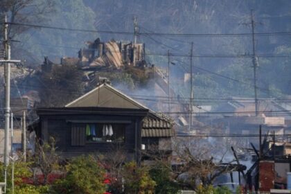 Incêndio de grandes proporções mata um morador e consome mais de 170 edifícios no sudoeste do Japão 10 ocrente 1763554585